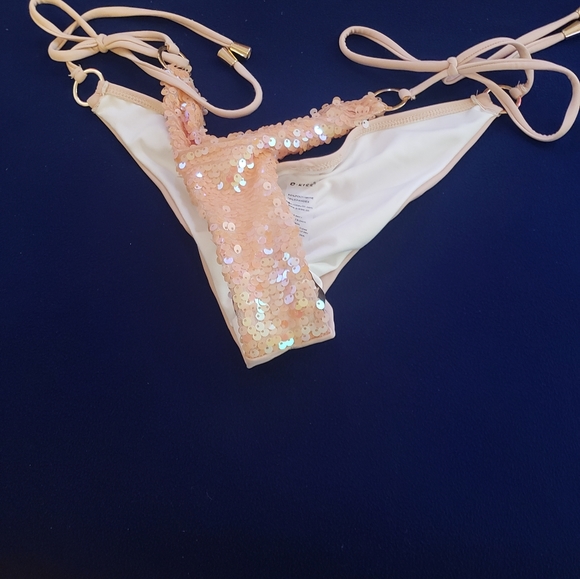 Bikini - Picture 2 of 7